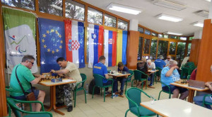 Na fotografiji so tekmovalci 12.mednarondega šahovskega turnirja v domu oddiha Izola