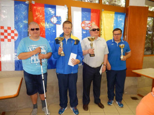 Na fotografiji so Ukrajinski zmagovalci turnirja in predsednik ZDSSS