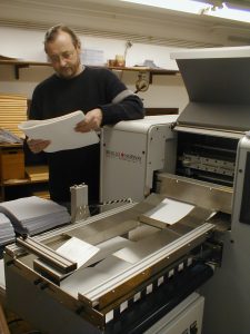 Blaž Pavlin za brajevim tiskarskim strojem