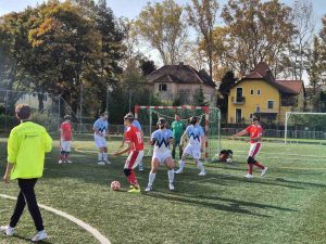 Slepi slovenski nogometaši v belo modrih dresih proti avstrijskim v rdečih dresih.