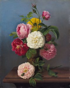 Tihožitje s šopkom vrtnic različnih barv v okrasni vazi na leseni mizi, na temnem modrosivem ozadju. Cvetovi so rožnati, beli, rumeni in rdeči, z zelenimi listi, naslikani v realističnem slogu.