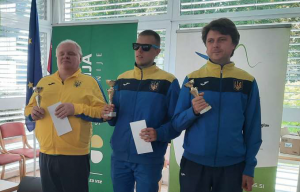 Na fotografiji so zmagovalci 14. mednarodnega šahovskega turnirja. Oblečeni so v trenirke ukrainske reprezentance.