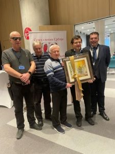 Slovenska delegacija pri predaji slike predsedniku Srbske zveze slepih Milanu Stošiču.