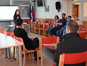 Predavateljica in družine s slepimi otroci na Okroglem