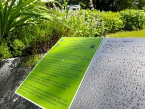 Opisna tabla v črnem in brajevem tisku