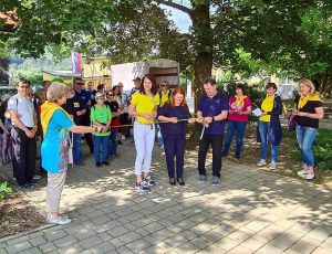 Otvoritev Učne poti za slepe. V ospredju so člani Lions kluba in ravnateljica Šole za hortikulturo, ki reže trak