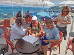 Novinar se na plaži v Izoli pogovarja s slepimi in slabovidnimi obiskovalci.