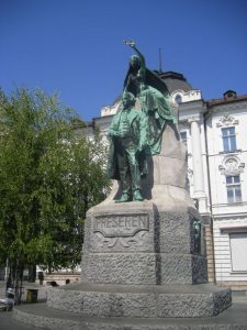 Fotografija kipa Franceta Prešerna in njegove muze, ki ju je ustvaril kipar Ivan Zajec