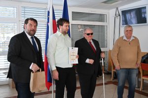 Podelitev priznanja trenerju showdownistov Petru Zidarju