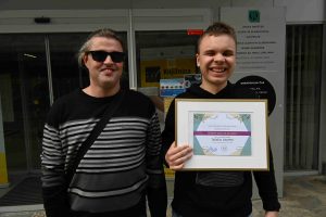 2. Na fotografiji sta Mitja Osolnik, producent zmagovalne skladbe Na Vrhu ter zmagovalec Tadej Grum, ki je tudi avtor besedila skladbe.