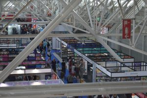 slika razstavnih panojev, med katerimi se sprehajajo obiskovalci