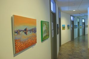 Hodnik s slikami v prostorih CSD