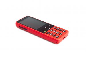 Na fotografiji je telefon Blindshell Classic 2 v rdeči barvi na beli podlagi.