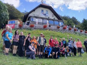 Fotografija pohodnikov pred domom na Slivnici