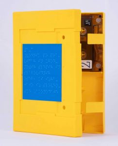 Škatla za zvočne knjige. V notranjosti je vidna avdiokaseta