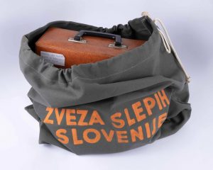 Vreča za poštne pošiljke na kateri priše Zveza slepih Slovenije