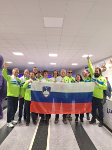 Slovenska reprezentanca slepih in slabovidnih kegljačev na EP na Poljskem. V ospredju držijo slovensko zastavo