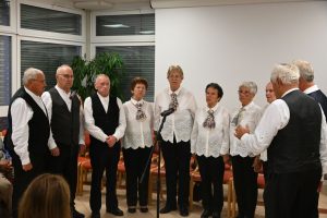Na fotografiji so člani recitatorske skupine pri Kulturnem društvu Valentin Kokalj Visoko